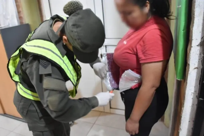 Mujer viajaba en ómnibus y llevaba 2 kilos de marihuana pegados al cuerpo
