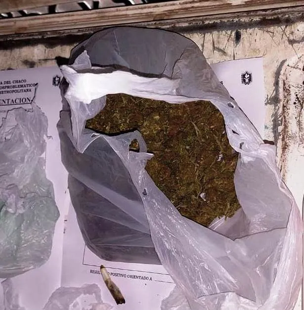 Estaban en la vereda con 204 gramos de marihuana en su poder: quedaron demorados
