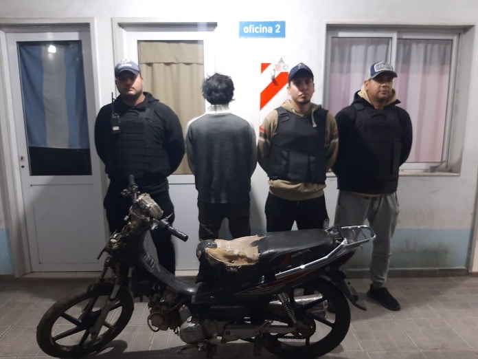 Andaba en una moto robada y lo detuvieron