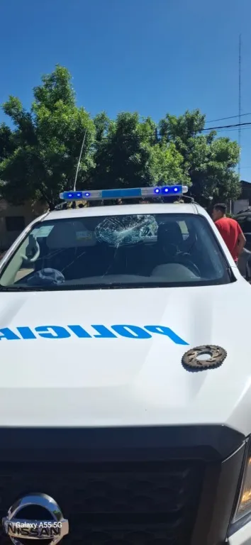Tiró un piñón de moto sobre un patrullero e hirió a un policía: quedó demorado