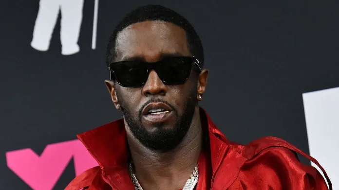 La mujer que acusó a Diddy de violarla cuando tenía 13 años afirmó que dos celebridades más estuvieron involucradas