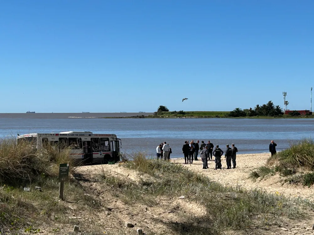 Montevideo, Uruguay: Un ómnibus se salió de la calle en la Rambla y Avenida Brasil y terminó en el Río de la Plata: hay seis heridos graves