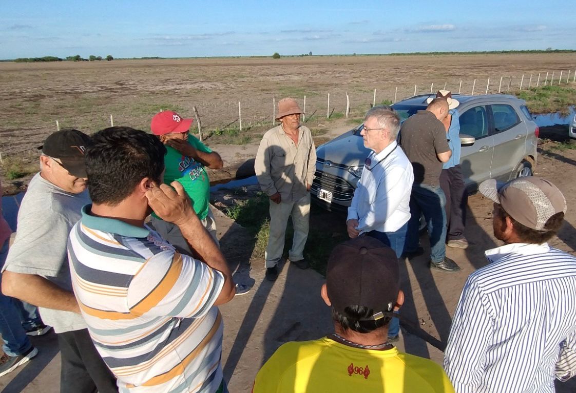 Mesón de Fierro: el Gobierno Provincial intervino ante la obstrucción de un canal de drenaje rural