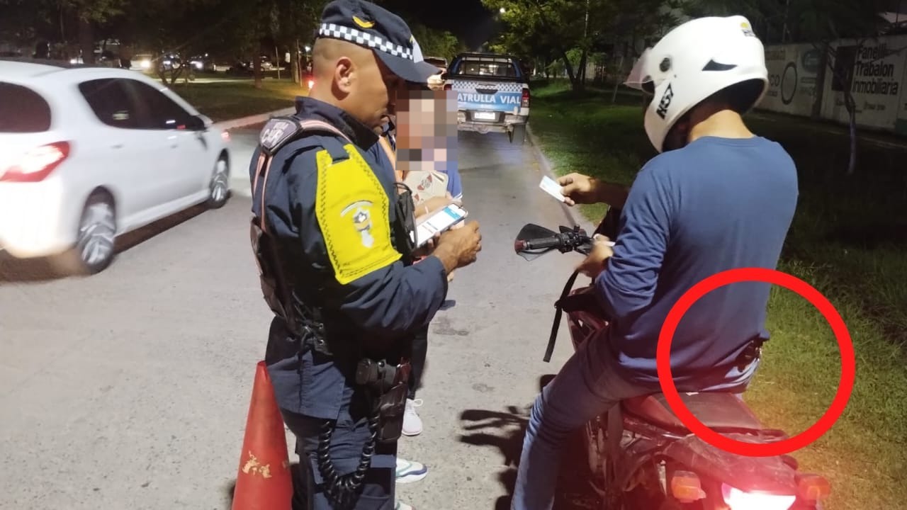 Detienen a un homre armado en control vehicular