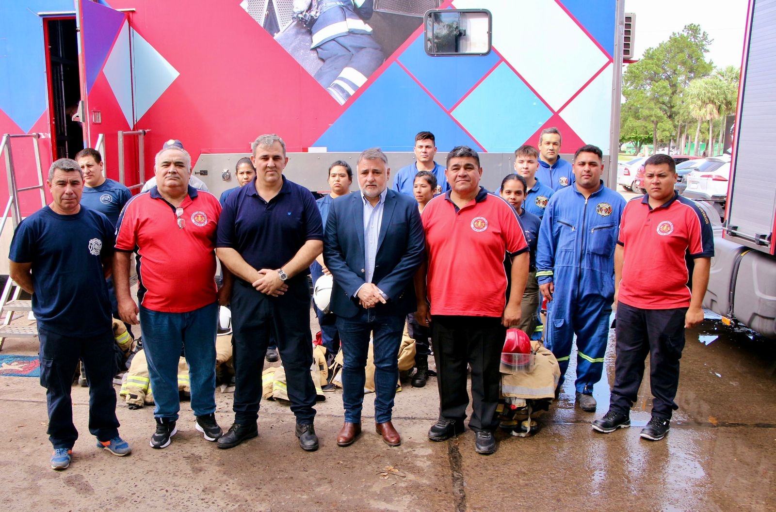 La vicegobernadora Schneider presentó el simulador para el entrenamiento en espacios reducidos