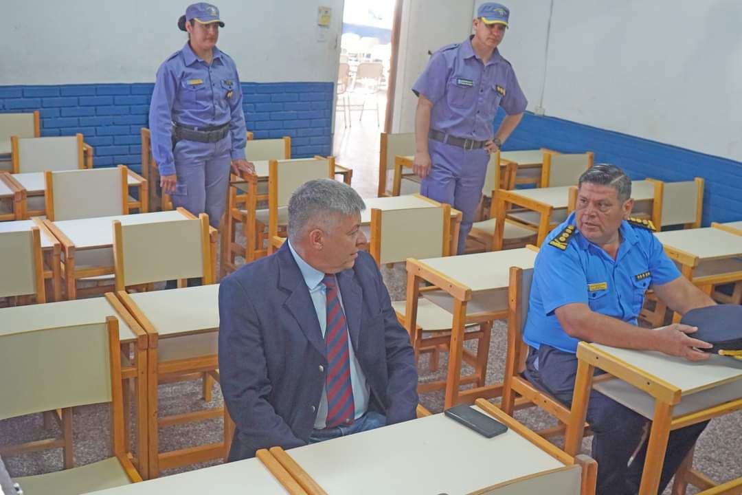 Escuela de Policía: entrega de pupitres, sillas y mesas para el alumnado