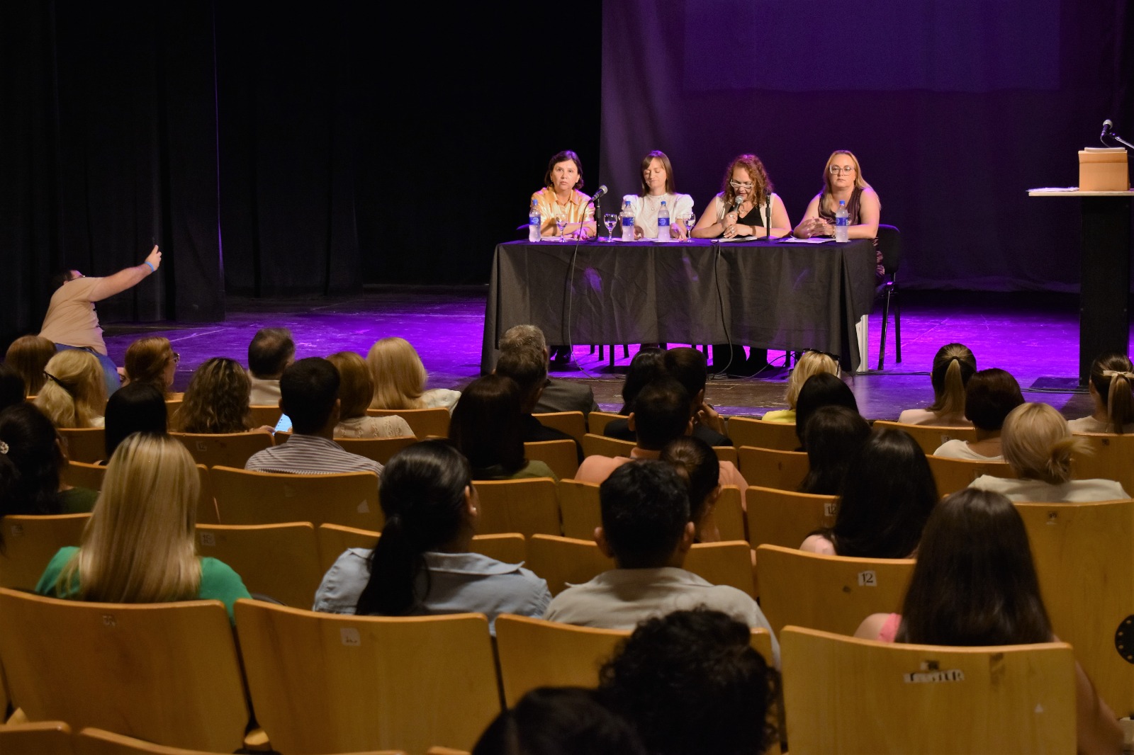La vicegobernadora Schneider acompañó el Conversatorio por el Día Internacional de la Eliminación de la Violencia contra la Mujer