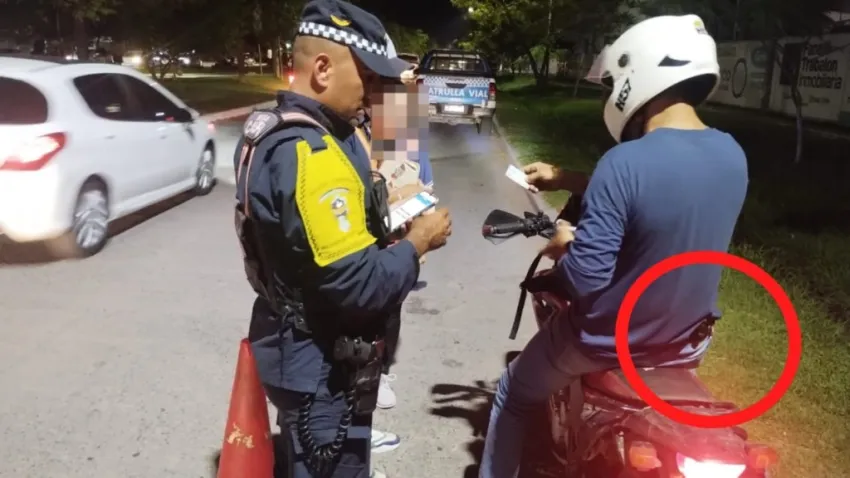 Salió hasta en la foto: lo pararon en un control y notaron que tenía una pistola en la cintura