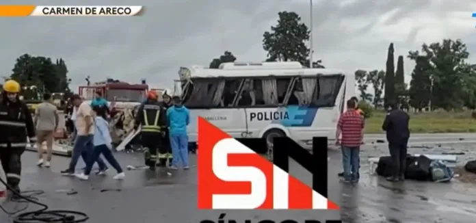 Tragedia en Carmen de Areco: murieron 4 policías en un choque entre un camión cisterna y una combi