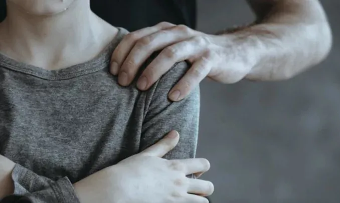 Corrientes: padre y tía están acusados de abusar, maltratar y reducir a servidumbre a una niña