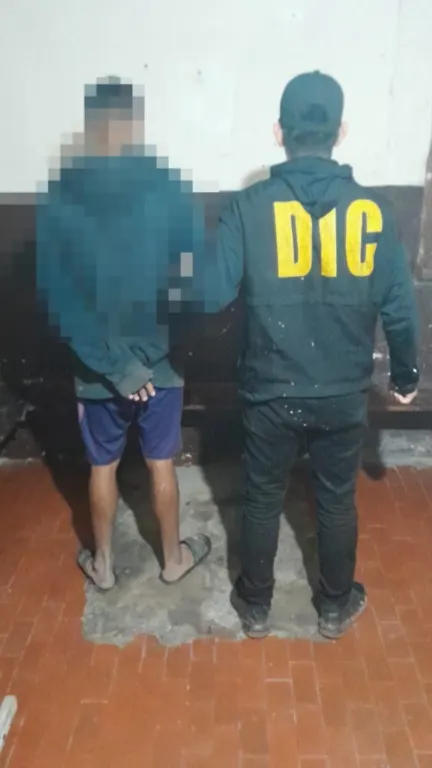 La policía detuvo a dos hombres por violencia de género y recuperaron tres motos