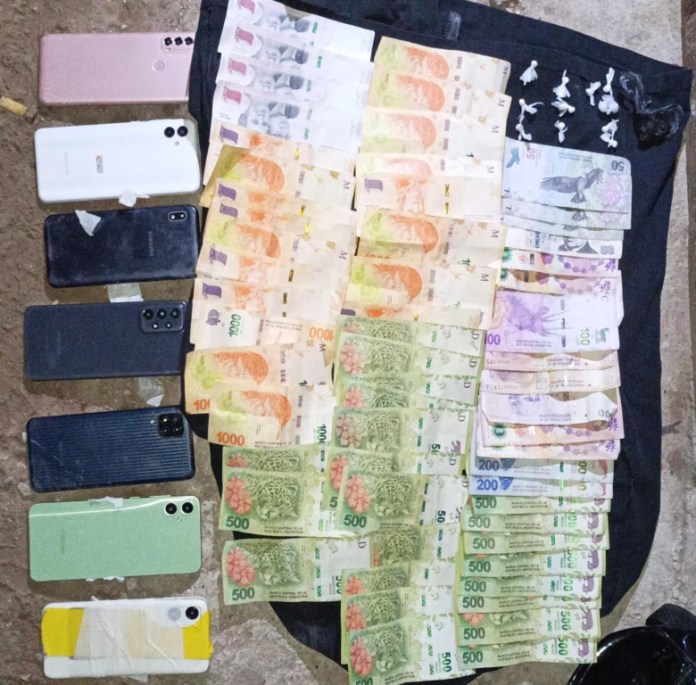 Detuvieron a tres personas con cocaína, dinero y siete celulares