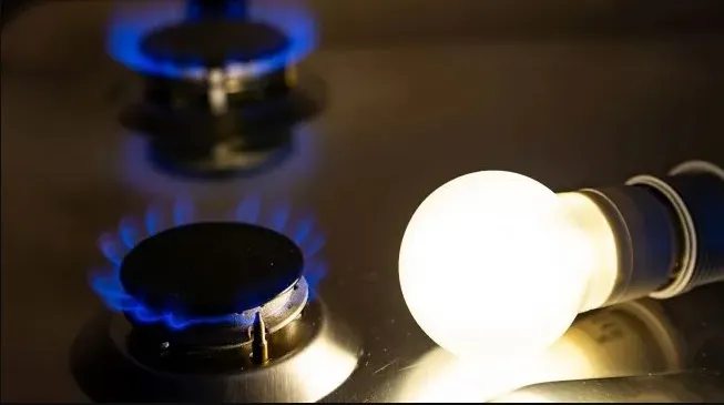 El Gobierno oficializó los aumentos para diciembre: 2% para luz, 2,7% para gas y 1% en combustibles