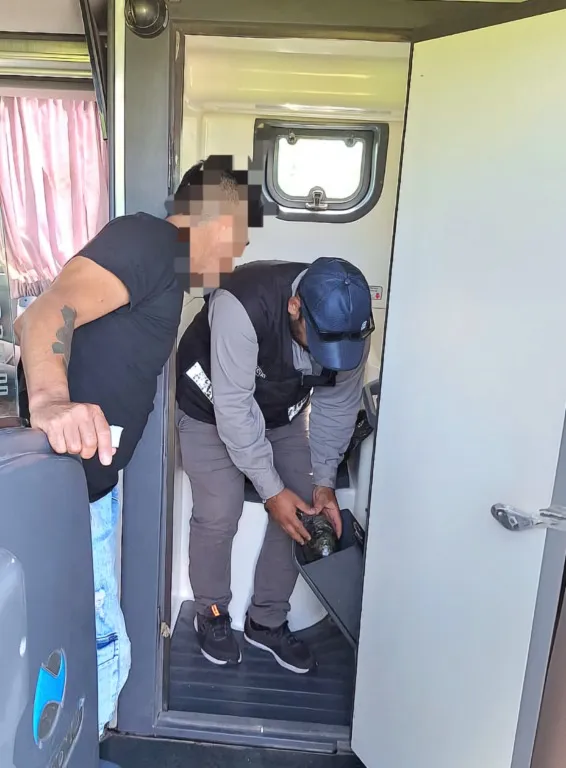 San Martín: secuestraron medio kilo de marihuana escondidos en el baño de un micro