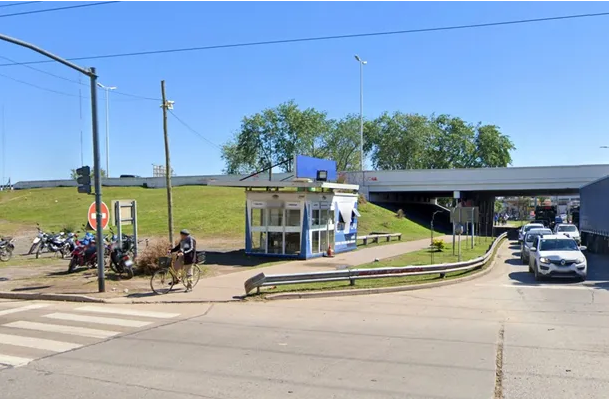 Violento tiroteo entre una policía y cuatro ladrones a metros de un shopping de Moreno: un muerto