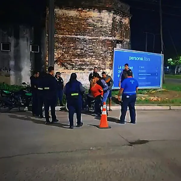 Pasaron en rojo, sin casco y la acompañante agredió a un inspector: terminó presa