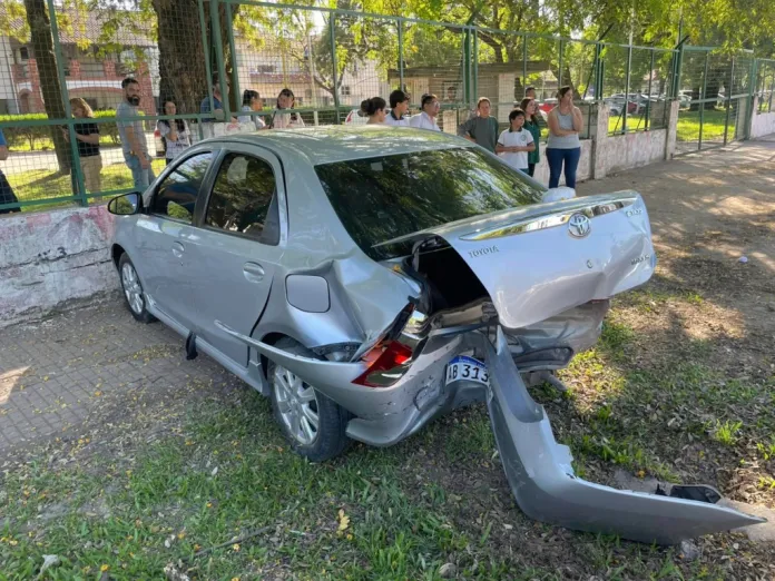 Pudo ser una tragedia: joven ebrio chocó a un auto con una mujer y sus hijos mientras estacionaba