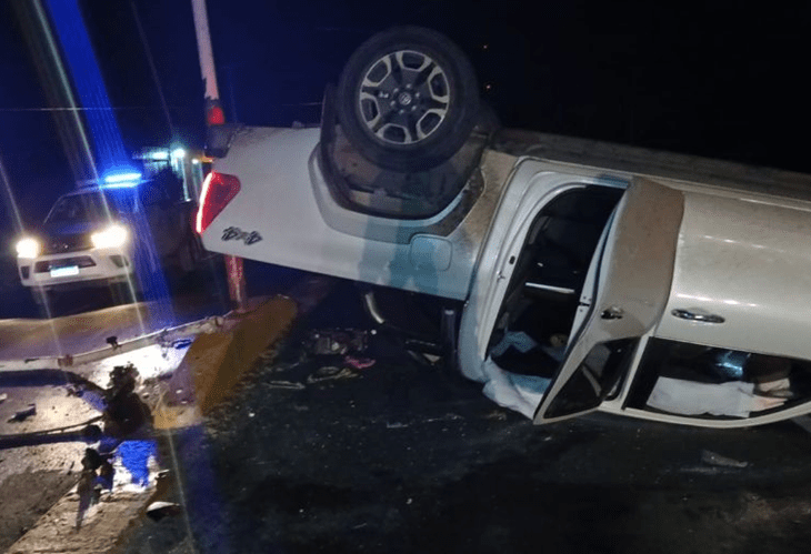 Accidente en avenida Sabín: una camioneta volcó tras chocar contra un poste de luz