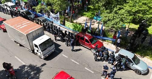 Resistencia: impecable trabajo de la Policía del Chaco ante la protesta de algunos gremios y sectores “piqueteros”