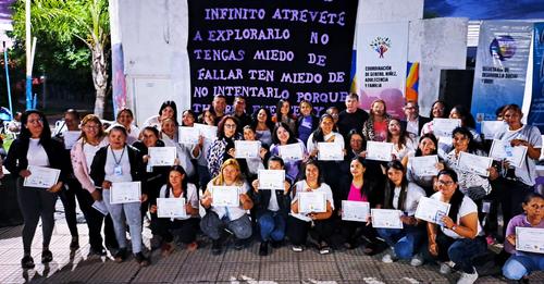 La Coordinacion de Géneros Niñez A. y F. de la Municipalidad de Puerto Vilelas hizo entrega de certificados y credenciales a Facilitadoras Barriales