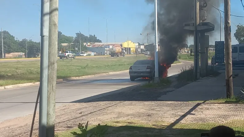 Resistencia: salvó su vida de milagro al incendiarse el auto
