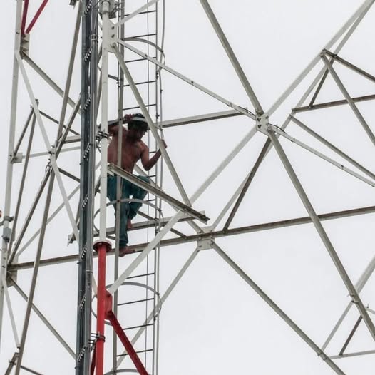 Un hombre bajo los efectos de estupefacientes subió a una antena y amenazó con tirarse,fue rescatado