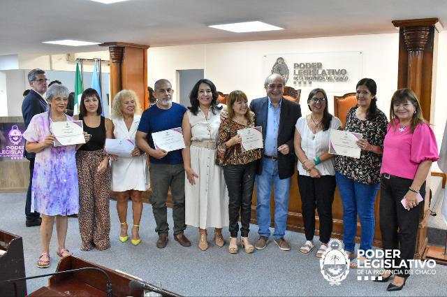 La Legislatura homenajeó a docentes jubilados por su compromiso y lucha por la educación de los chaqueños