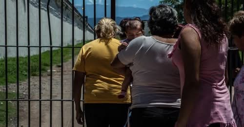 El gobernador de Tucumán, a madres de presos: «¿Cómo no cuidaron a sus hijos?»