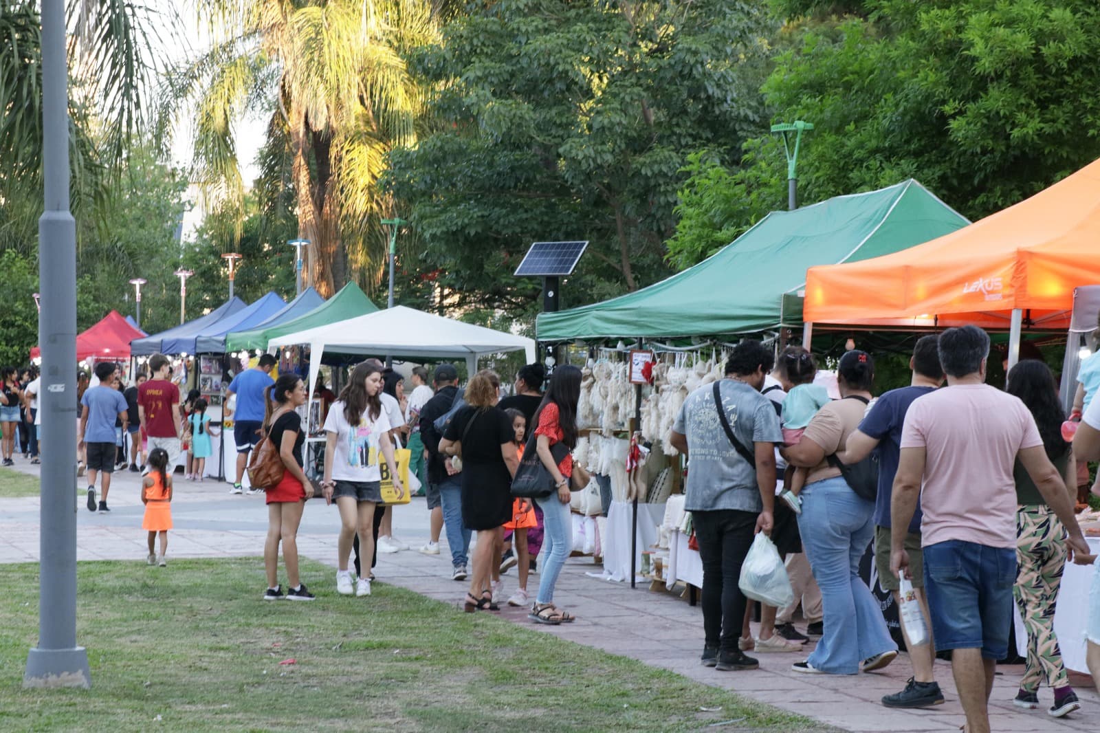 Hasta el lunes, la Feria Municipal Navideña recibe a la gente en la Plaza 25 de Mayo