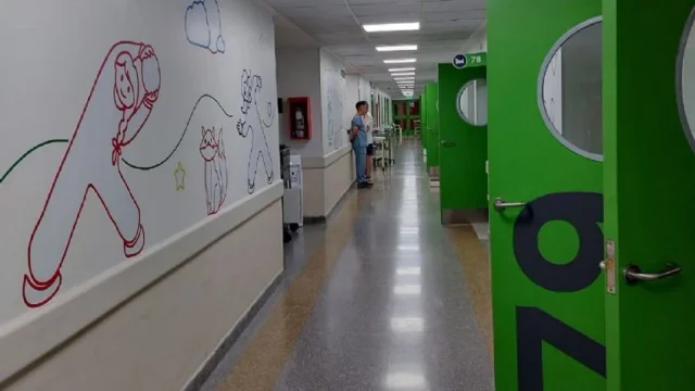 Mendoza: tres niñas recibieron una descarga eléctrica en una pileta, una de ellas murió