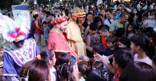 Los reyes magos pasaron por la Plaza 25 de Mayo y emocionaron a cientos de niños