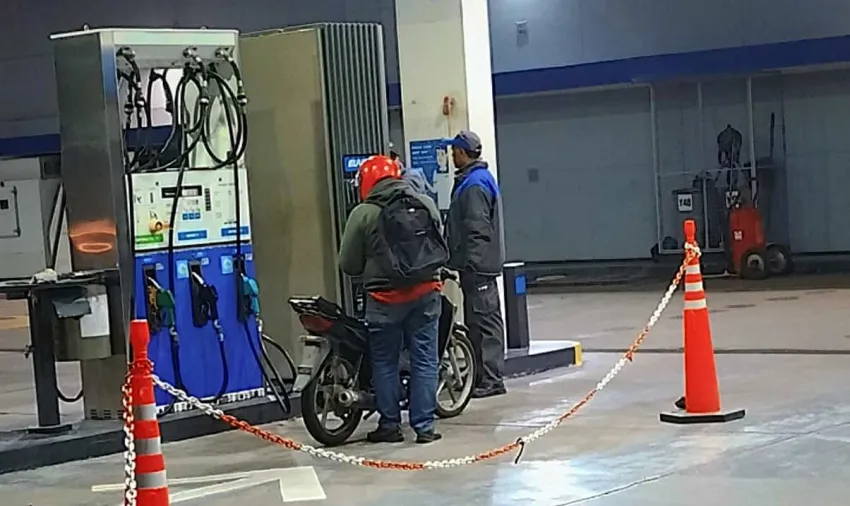 Controlaron el uso de casco en estaciones de servicios a motociclistas