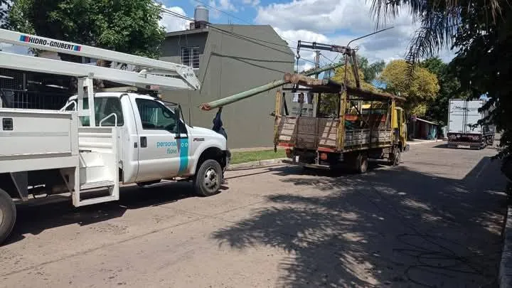En el Barrio La Liguria: Un camión cortó cables de luz y un poste cayó sobre un automóvil