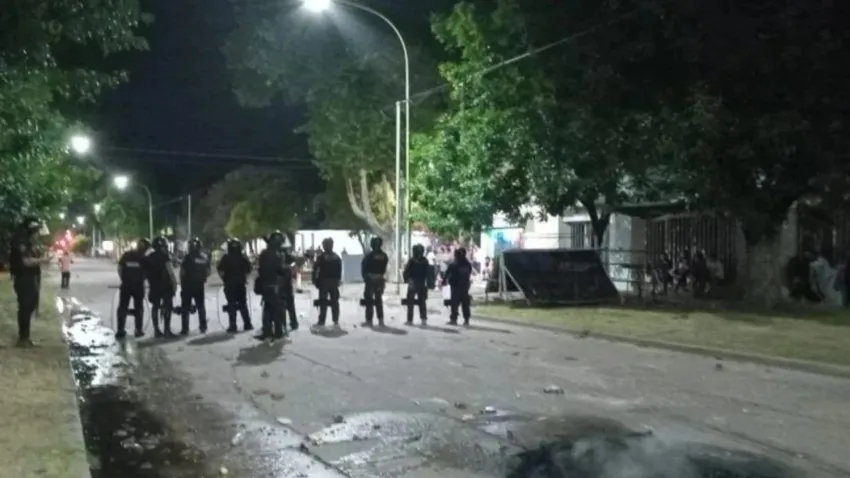 Buenos Aires: Una niña de 13 años dio a luz y los vecinos atacaron a su madre y padrastro