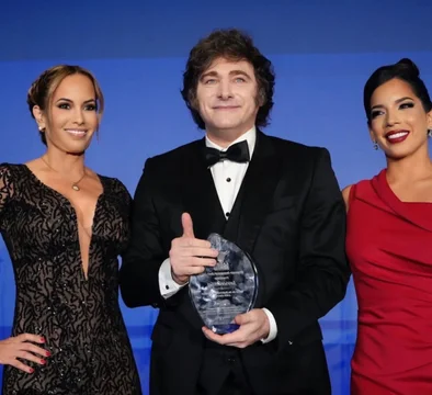 Milei recibió otro premio en Washington y se encontró con Eduardo Bolsonaro y González Urrutia