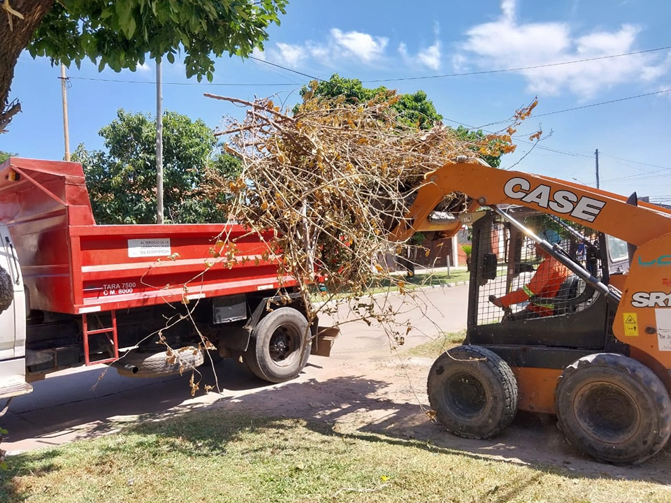 Barranqueras: Los diferentes equipos de la Secretaría de Servicios Públicos siguen realizando operativos de mantenimiento en la localidad.