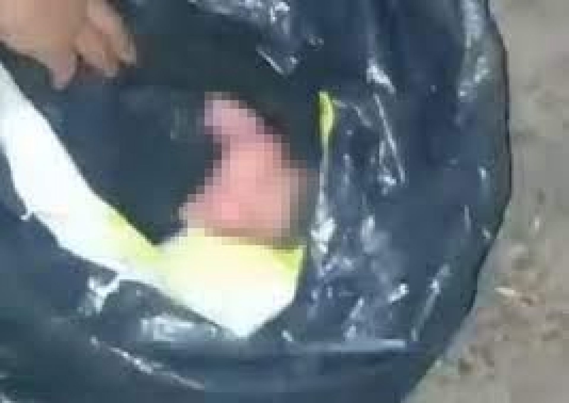 Encontraron un feto dentro de una bolsa tirada en la vereda y una mujer fue demorada en Corrientes