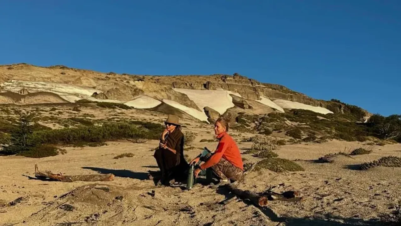 Denuncian que Juliana Awada acampó e hizo un fogón en un área prohibida del Parque Nacional Nahuel Huapi