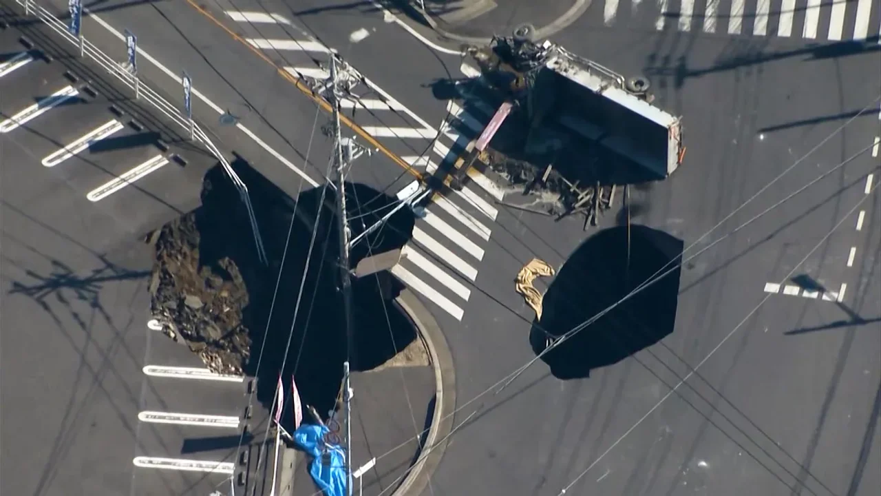 Se hundió una calle en Japón y un camionero quedó atrapado