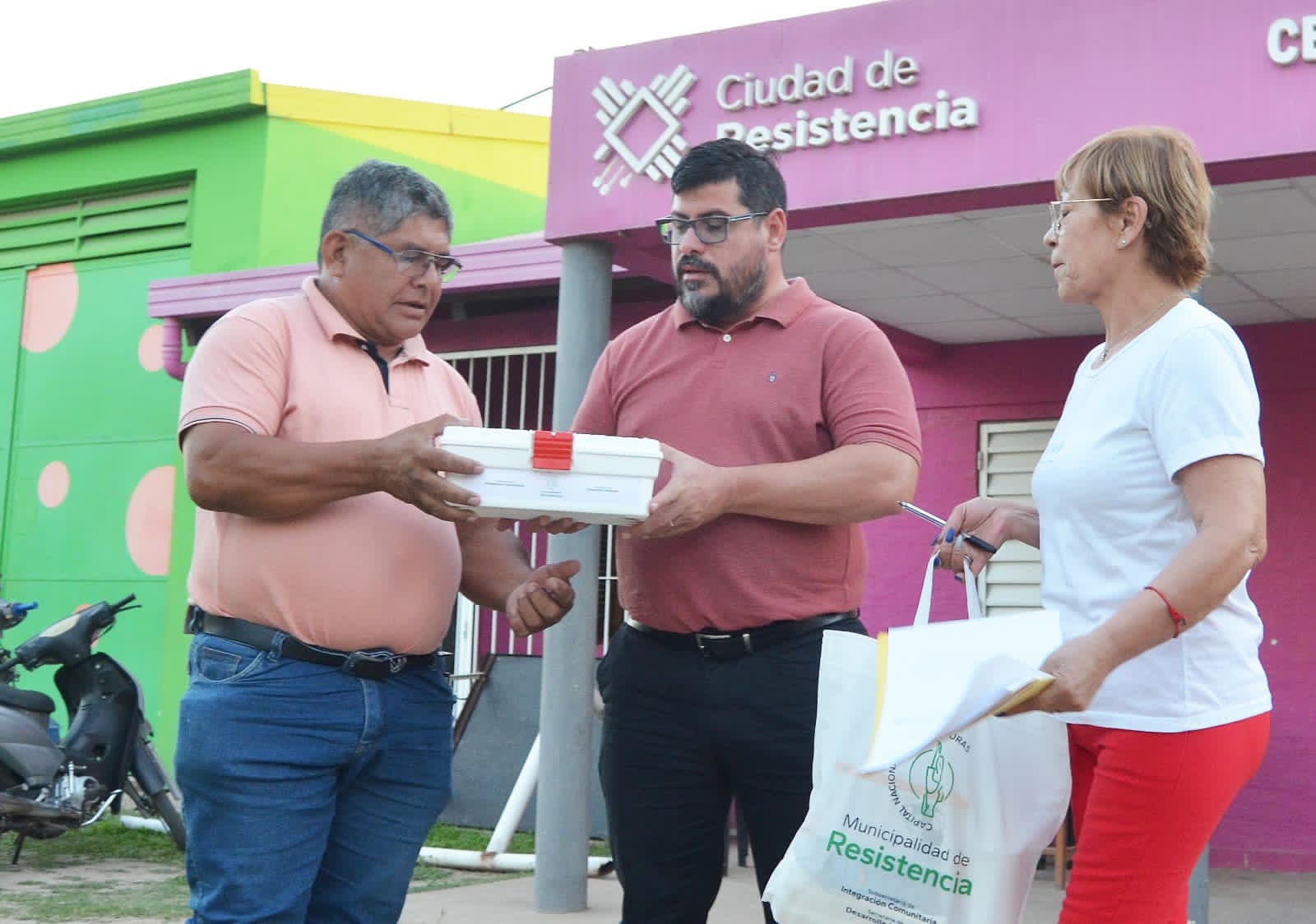 Reciben botiquines para atender a sus trabajadores y vecinos