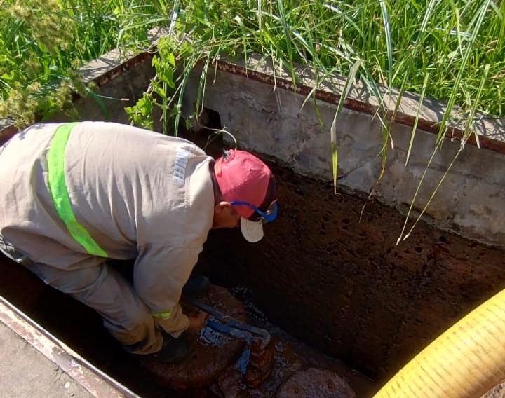 SAMEEP comenzó un plan de reparaciones sobre perdidas detectadas en distintos puntos de la traza del acueducto Sáenz Peña-Villa Ángela