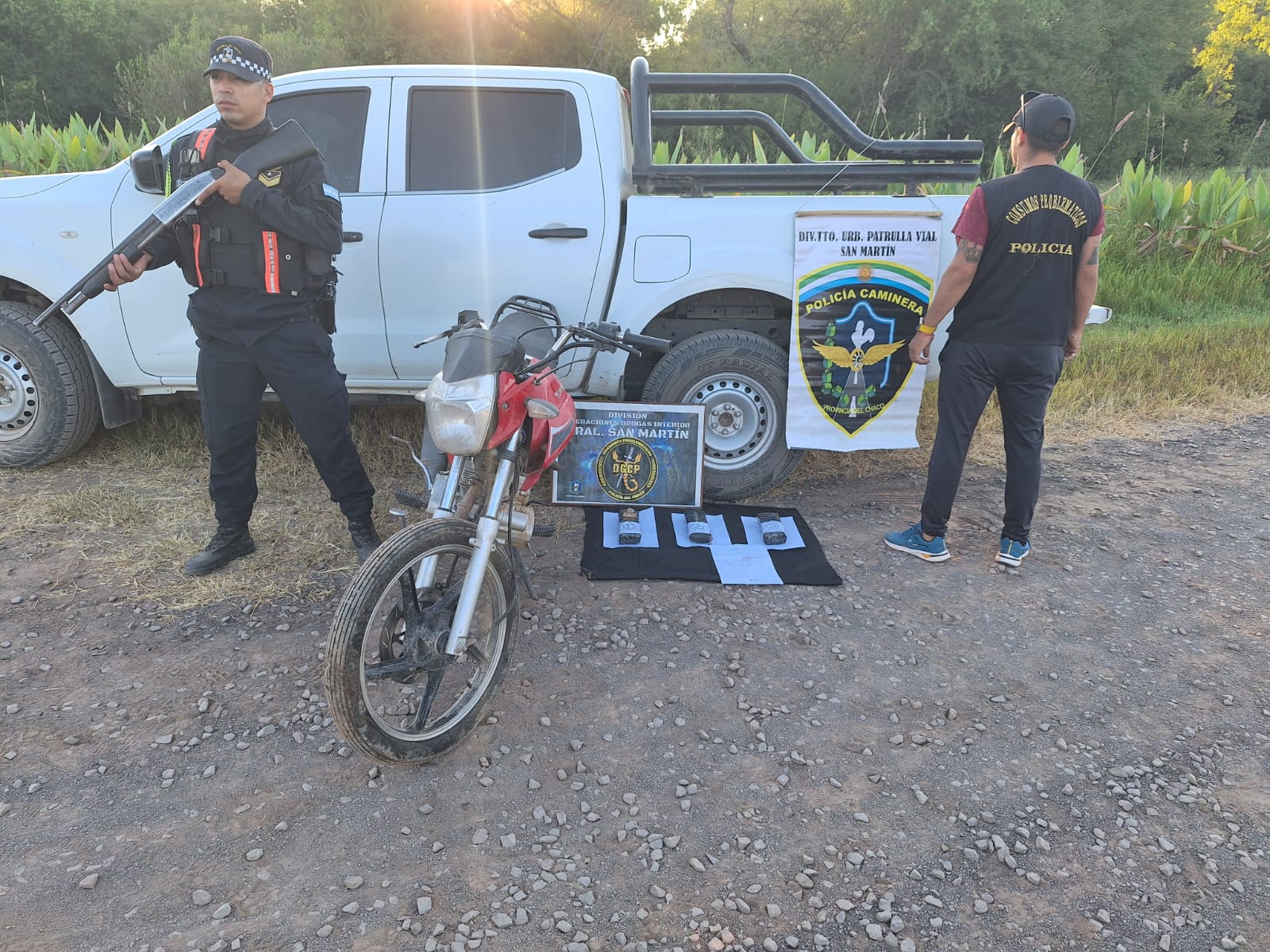 Huida y persecución, terminó con el secuestro de drogas y moto adulterada