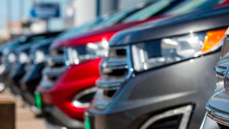 Para bajar precios, reducen impuestos para autos de alta gama y motos