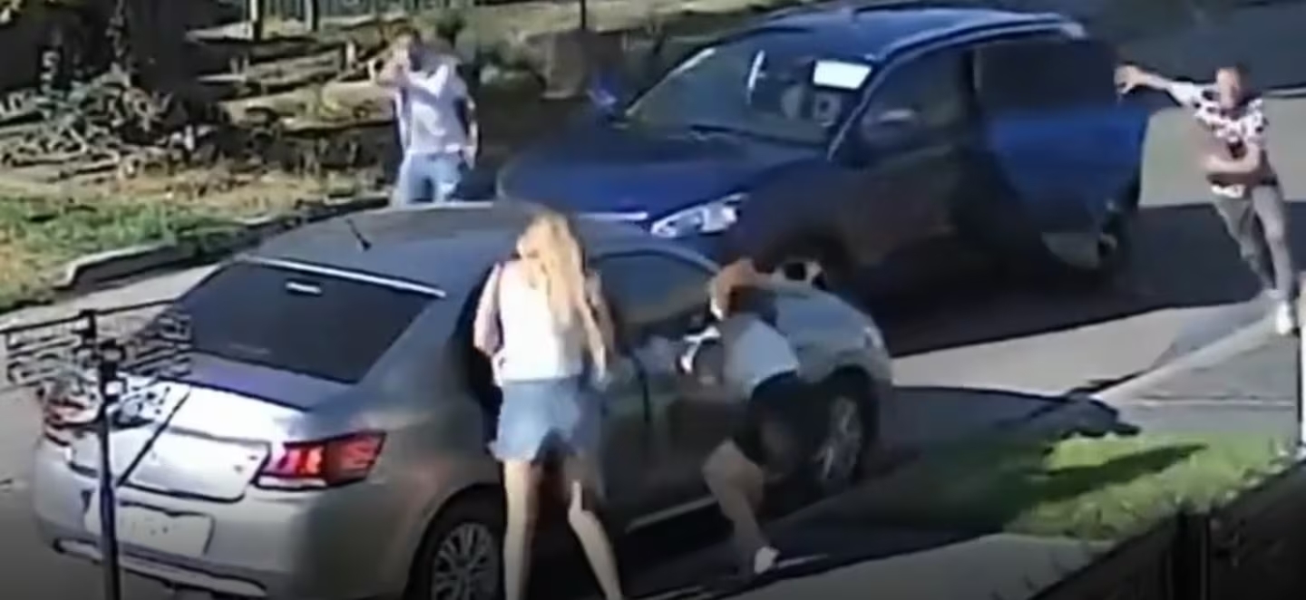 Una joven fue arrastrada por un auto en un violento asalto: “Por favor, no se lleven nuestras cosas”