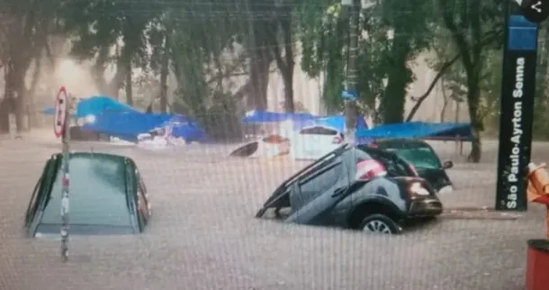 (Video) La mala elección de las vacaciones en Brasil: por las lluvias, cae techo de shopping y se inunda hasta el subte