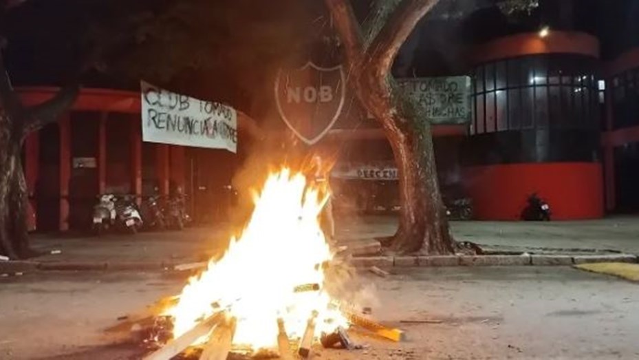 Socios tomaron el club Newell´s: su presidente llamará a una asamblea extraordinaria para definir fecha de elecciones