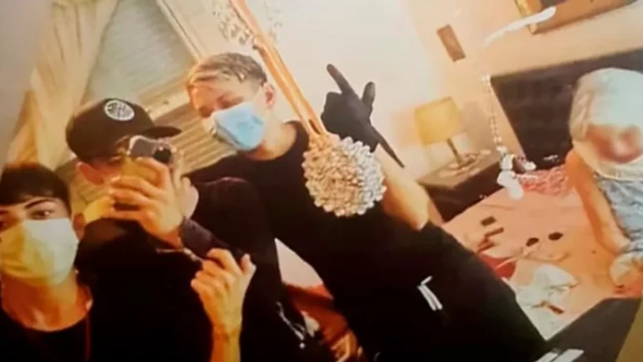 Detuvieron a la banda de delincuentes menores que se sacó una foto con una jubilada durante un robo