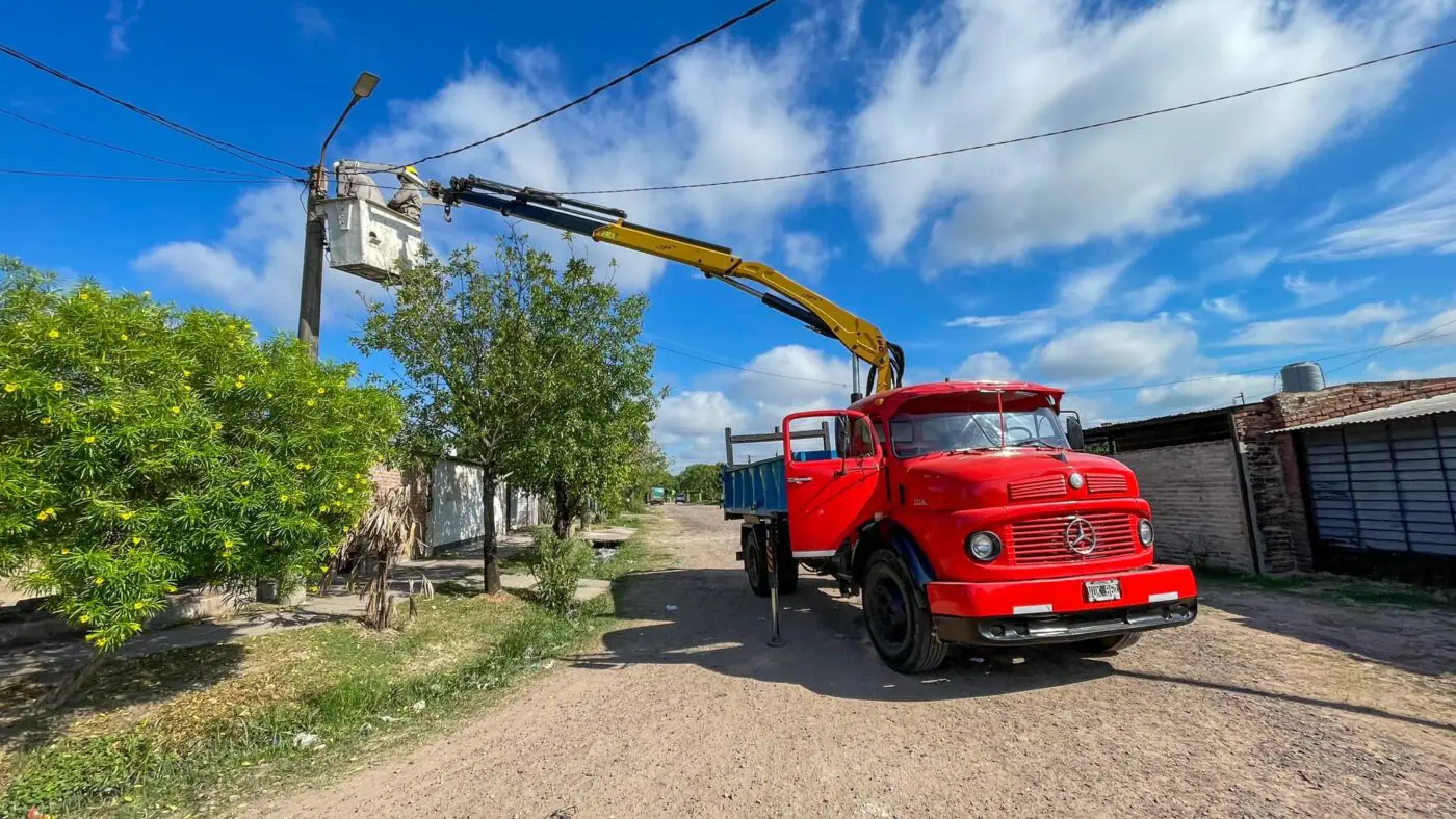 Barranqueras: mejoras en la red eléctrica y reemplazo de LED en el Barrio Aipo