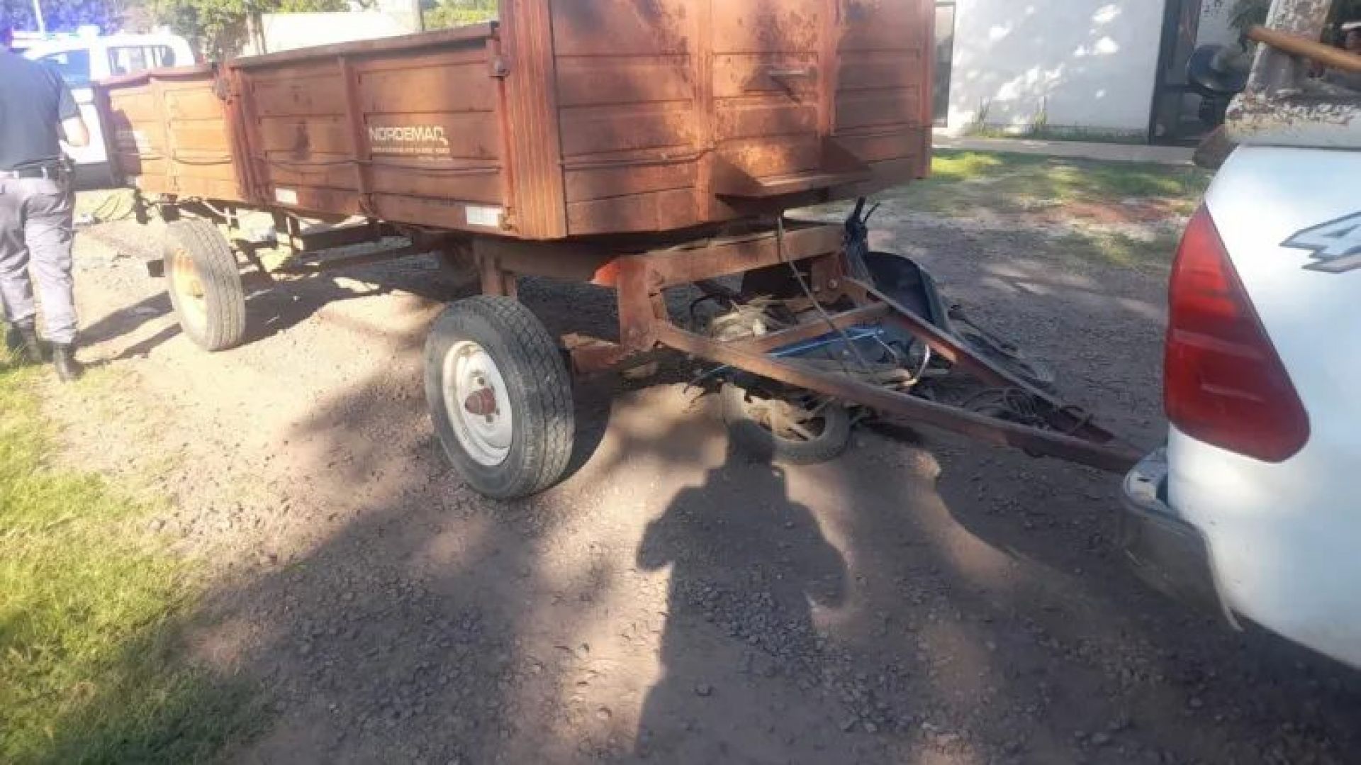 Chocó con una camioneta de Secheep y perdió la vida al ser aplastado por un tráiler