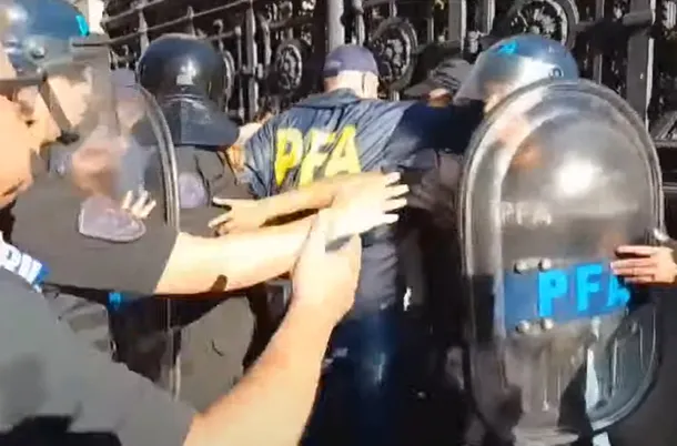 Tensión en el Congreso: la Policía Federal vuelve a reprimir jubilados con gas pimienta